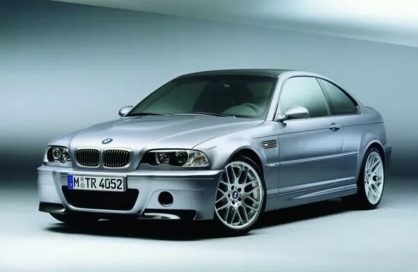 BMW M3 E46 доступен только в двухдверном варианте. Всю длину заряженного купе подчеркивает молдинг, от передних и до задних арок, именно на таком расстоянии установлены бампера. В передней части молдинга, на переднем крыле расположили повторитель поворотов, который так же ставят только на M3.
