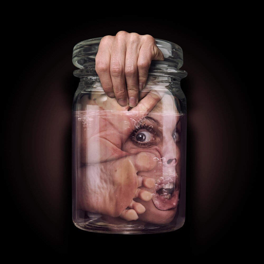 Просто нашел более-менее подходящую картинку. Но в самом сне женщина была лилипутского роста