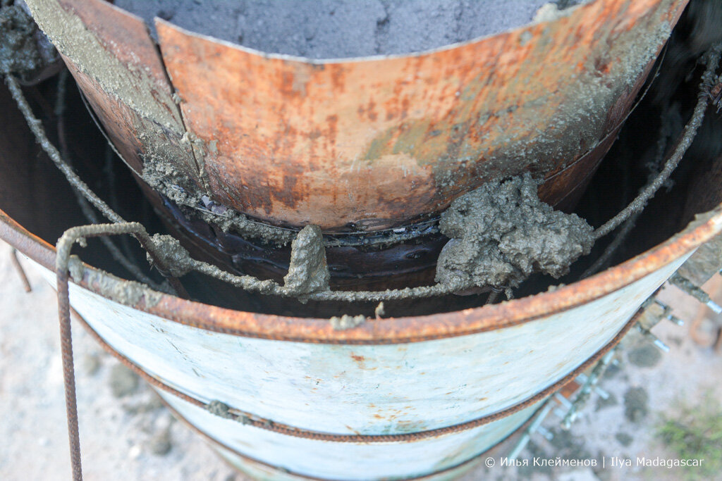 2. Каркас кольца связали из арматуры 4 мм. Другой нет. Толщина стенки порядка 10-12 см.