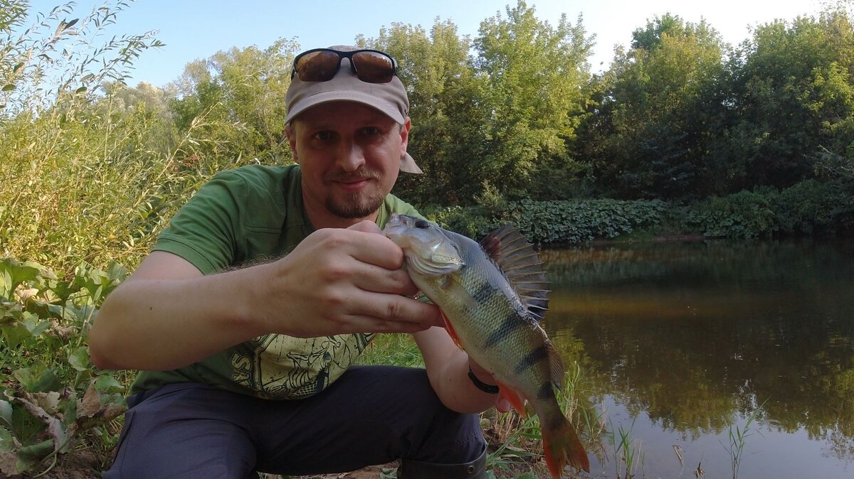 Шикарный окунь подкараулил приманку в ямке под противоположным берегом!