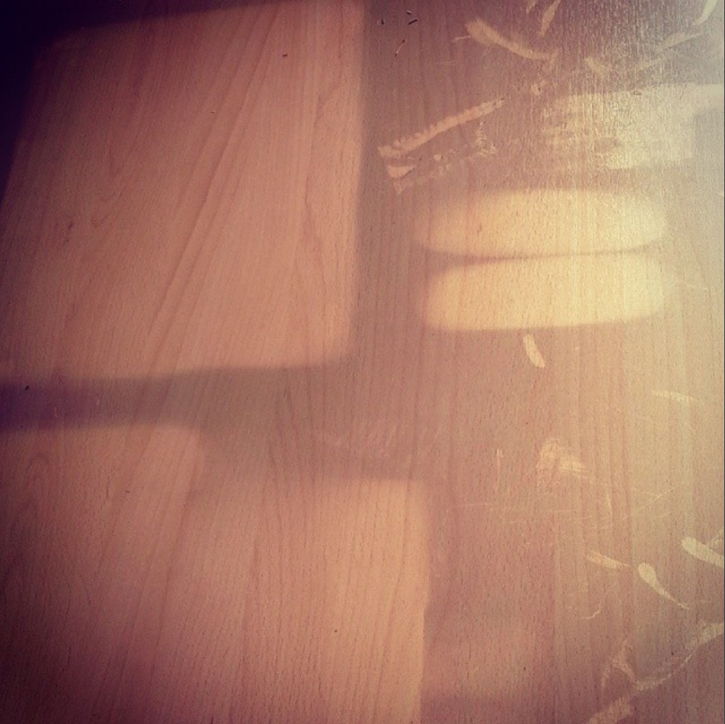 Сажа на столе вокруг документов