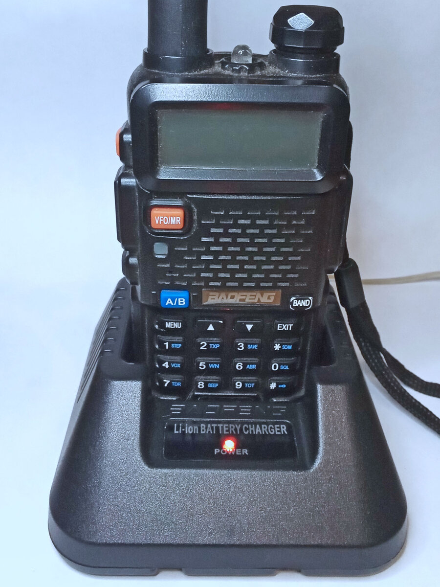 baofenBaofeng UV-5R на зарядке
