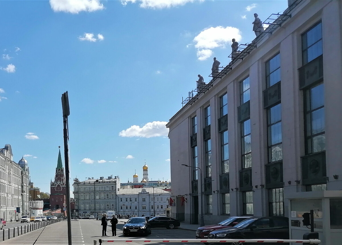 Справа библиотека имени Ленина, впереди Кремль