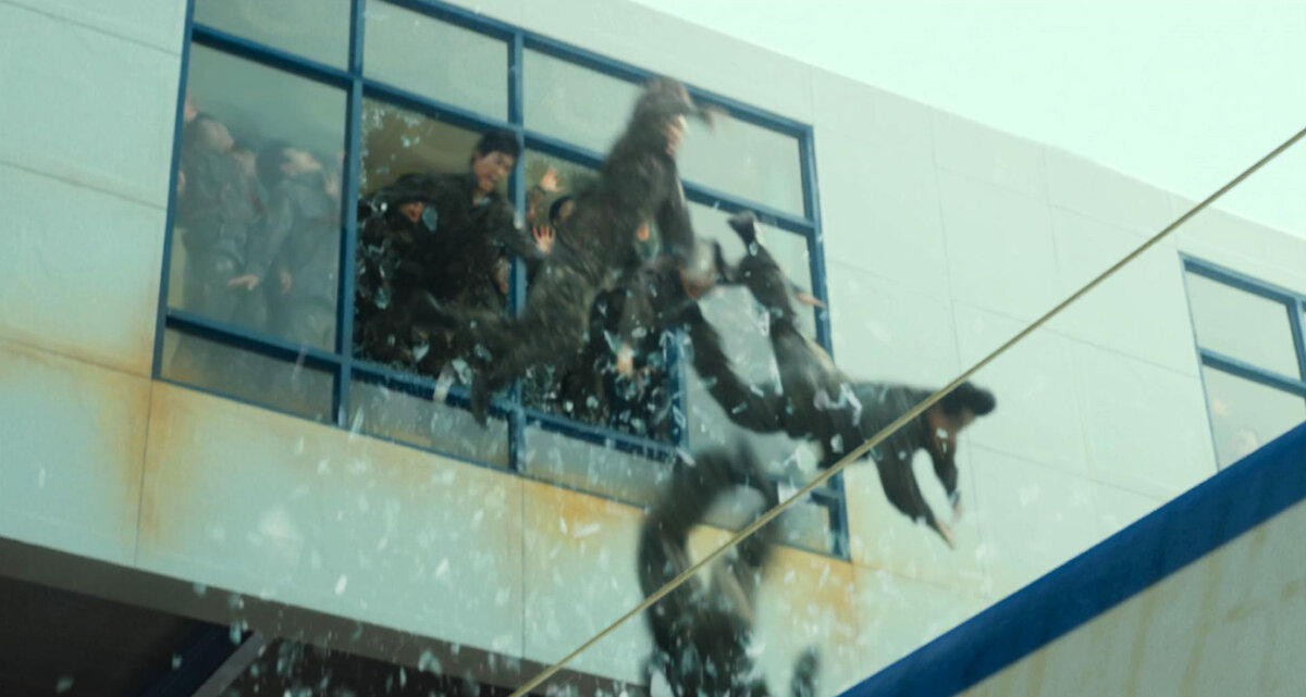 Валящиеся градом с высоты зомбаки - визуальная находка, которая используется во всех трёх фильмах