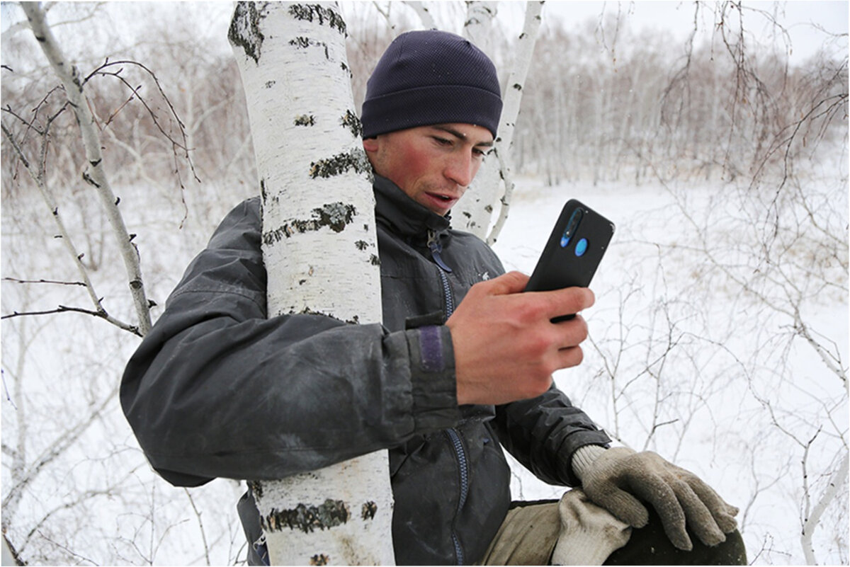 Васян нашел зону уверенного приема в лесу и решил позвонить Коляну
