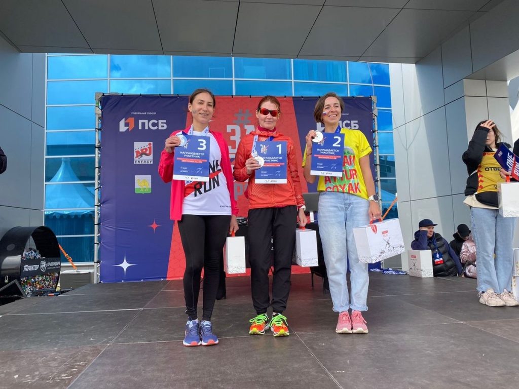 Юлия Макрушина (слева)