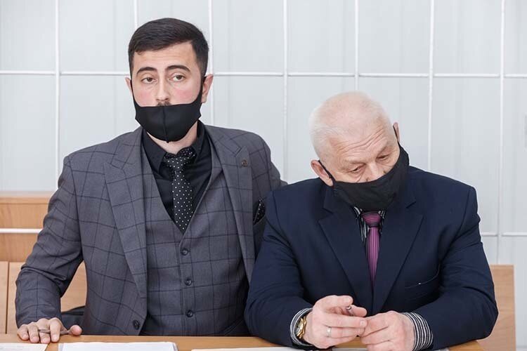 Казалось, что Жавдат Сулейманов (на фото со своим  адвокатом Гагиком Телунцем (слева) уже давно готов к любому исходу: он то задумывался, то смиренно опускал взгляд