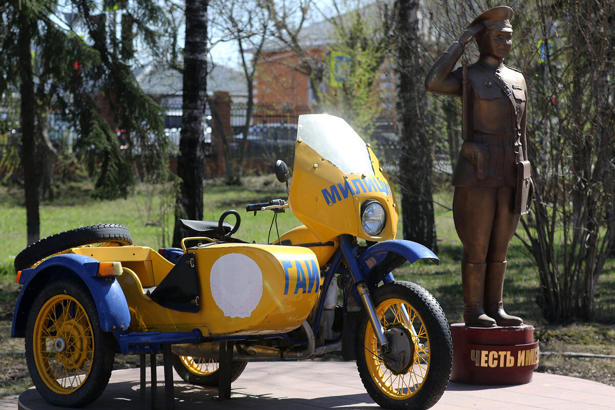 памятник инспектору и мотоцикл Урал