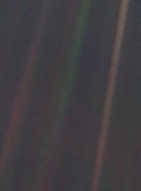 Pale Blue Dot (с англ. — «бледно-голубая точка») — фотография планеты Земля, сделанная космическим зондом «Вояджер-1» с рекордного расстояния, показывающая её на фоне космоса. Фото взято из интернета