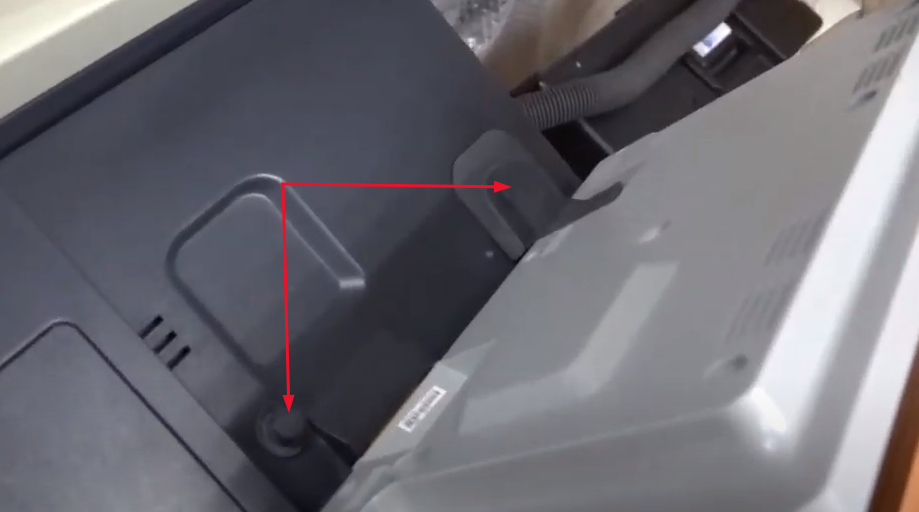 Снимаем два резиновых кембрика и выкручиваем под ними два винта