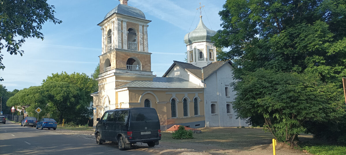 Недействующая православная церковь в Великом Новгороде. Построена в XIV веке, перестраивалась в XVIII и XIX веках.