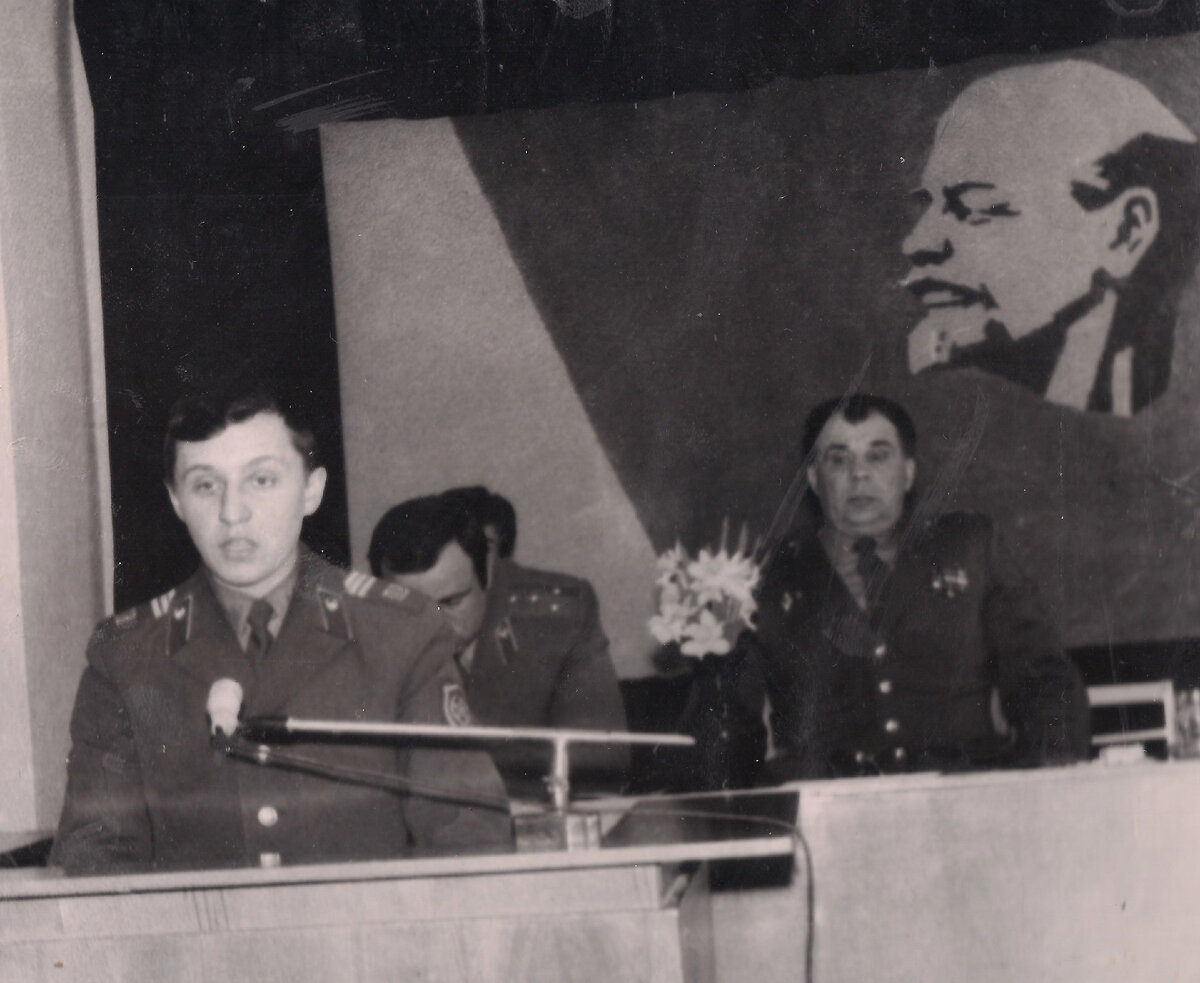 На трибуне инструктор по комсомолу погранотряда В. Кукушкин, в президиуме начальник Новороссийского пограничного отряда полковник М. Цибулин. Геленджик, 1984 год
