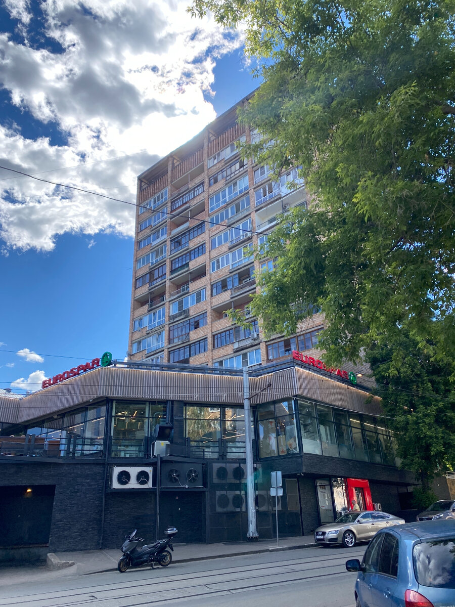 Фото автора. Большой двухэтажный «Спар» с открытой верандой, где можно поесть в хорошую погоду 