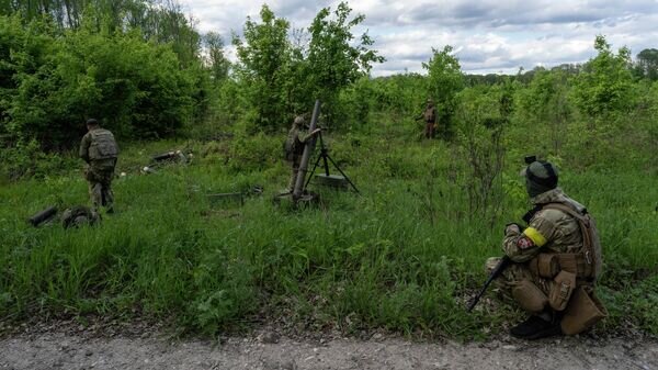    Украинские военнослужащие совместно с иностранными наемниками ведут огонь из минометов в Харьковской области© AP Photo / Bernat Armangue