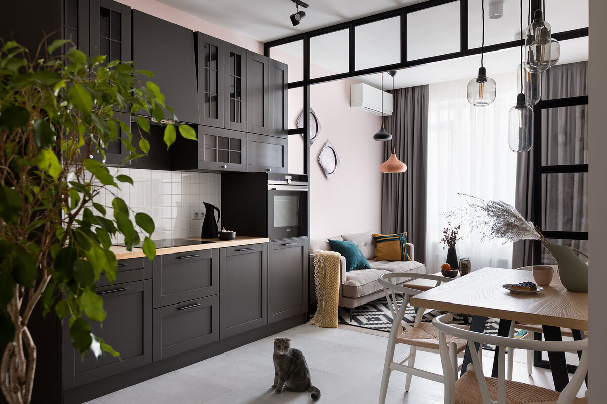 Проект Виктории Витковской и Виктории Ступак. Кухня и гостиная. Гарнитур, Siemens. Краска на стене, Little Greene.