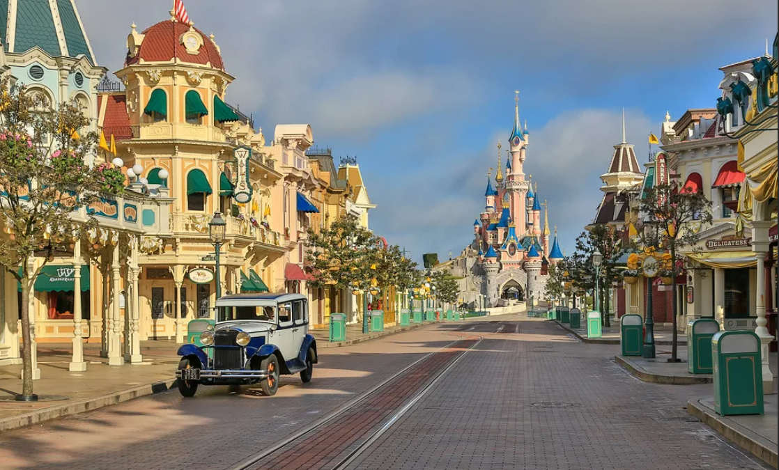 Главная улица страны. Диснейленд Главная улица США. Main Street USA (Главная дорога США). Диснейленд в Париже Главная улица США. Диснейленд Париж main Street USA.