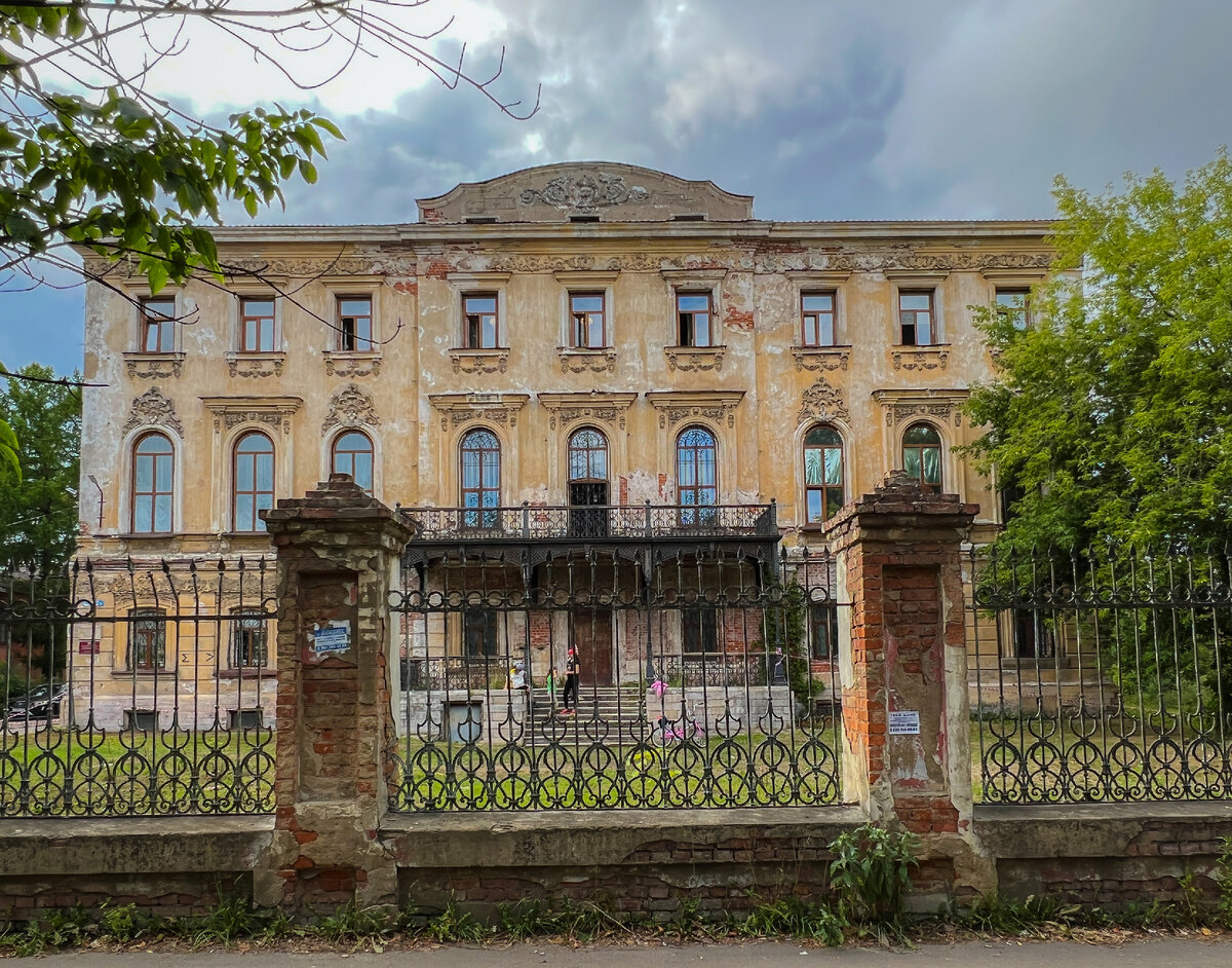 Вид на фасад особняка с улицы Рабфаковской. Фото автора