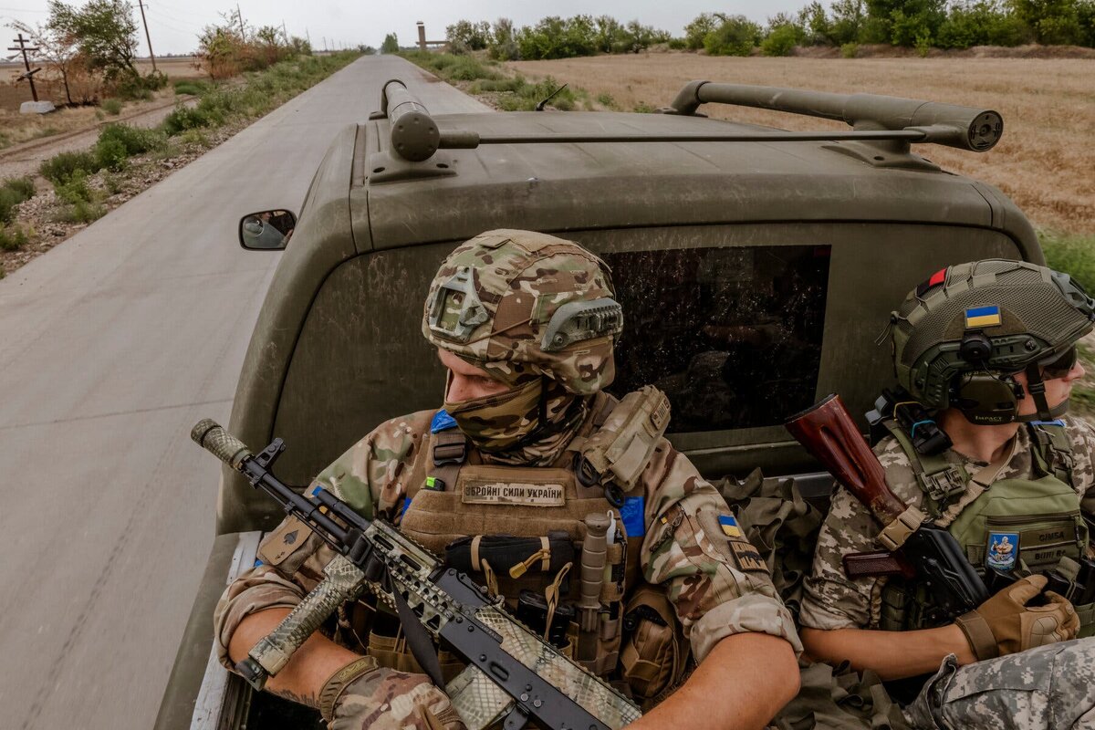 Украинские солдаты не смогли преодолеть подавляющее преимущество Москвы в артиллерии, боеприпасах и тяжелом вооружении. Фото: Дэниела Берегулака для New York Times