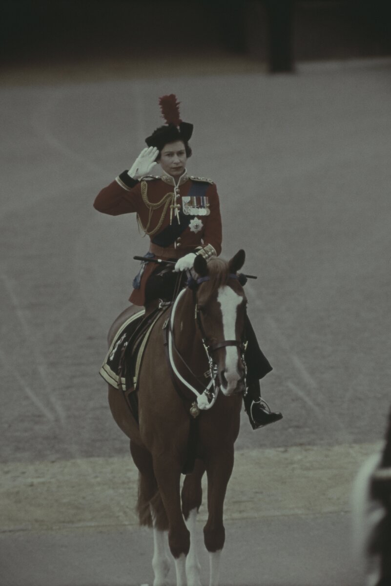     Елизавета II верхом на лошади, 1971