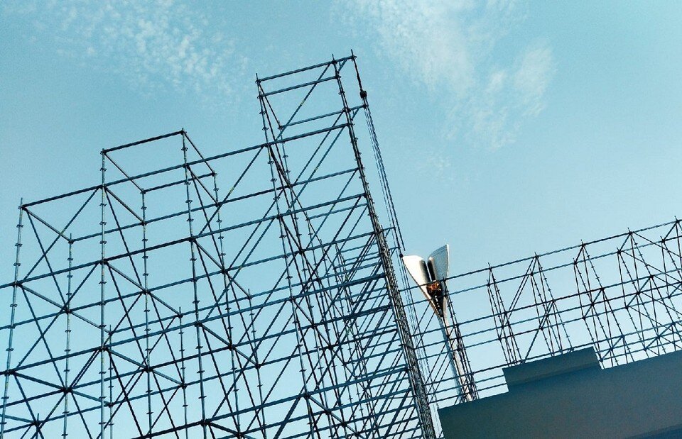     Стоимость услуг по монтажу и оформлению праздничной сцены на Театральной площади подрядчик оценил в 4,9 миллиона рублей. Владимир ДОБРИЦКИЙ