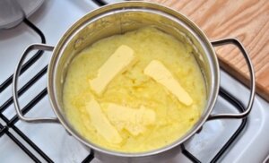 После того как отвар будет слит, в картофель добавляют растительное или сливочное масло. Чтобы пюре приобрело нежный вкус и пышность, необходимо большое количество жидкого ингредиента. Шеф-повара ресторанов обычно добавляют до 250–300 г сливочного масла на 1 кг картошки. Хозяйкам важно помнить, что чем больше масла в рецепте, тем выше калорийность пюре.