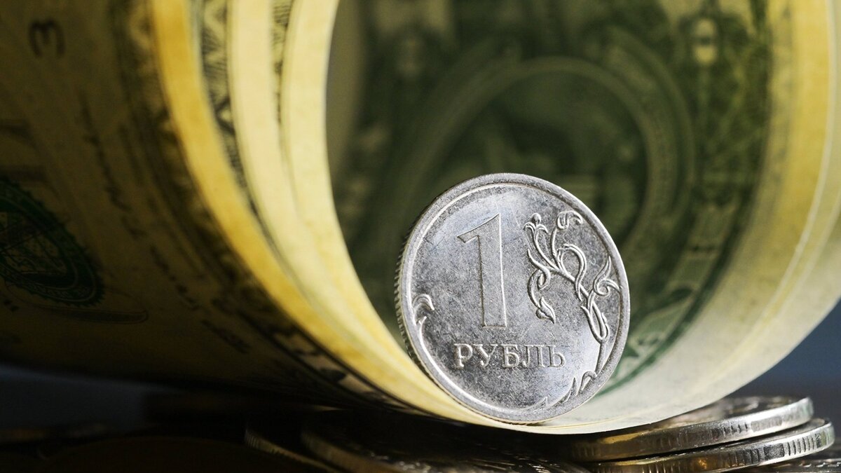    Денежные купюры США и монеты номиналом один рубль© РИА Новости . Владимир Трефилов