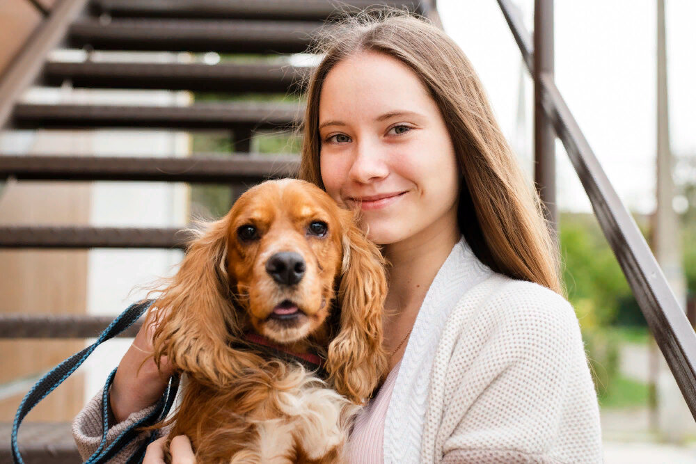https://ru.freepik.com/free-photo/close-up-smiley-woman-holding-her-dog_6036110.htm#query=спаниель&position=8&from_view=search