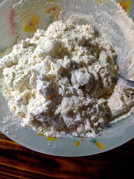 Фото №2. Начальный этап замеса теста.