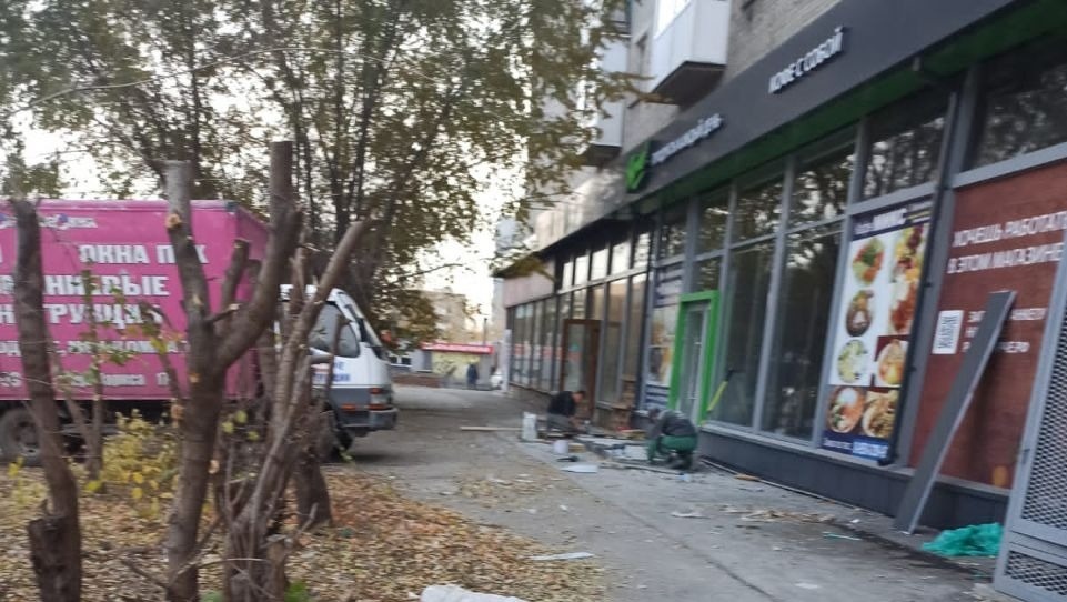     Владельцы нового магазина не подали документы на комиссию по вырубке, хотя интересовались, как получить разрешение.