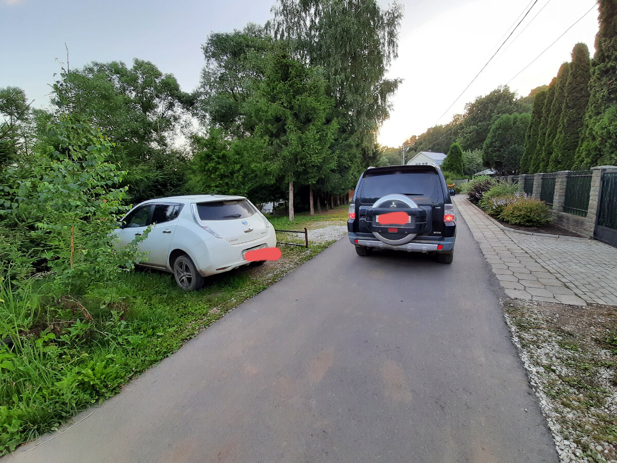 Слева - моя "электричка", на ней я езжу часть пути до работы, справа - свежекупленное авто жены, вот и весь наш автопарк)