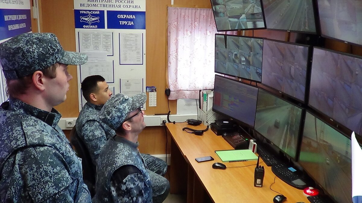     Охрана Минтранса провела учения по защите переправы через Обь.