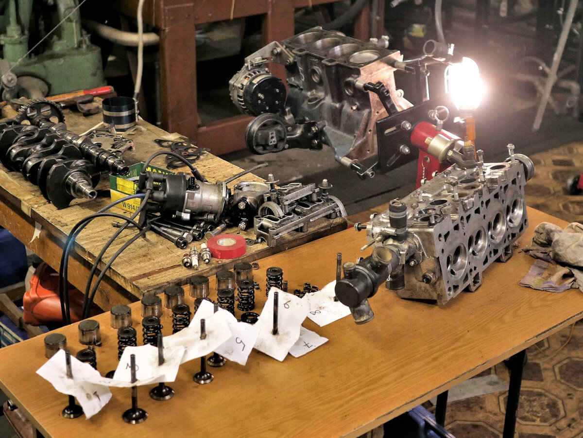 Перед началом испытания двигатель полностью разбирается.