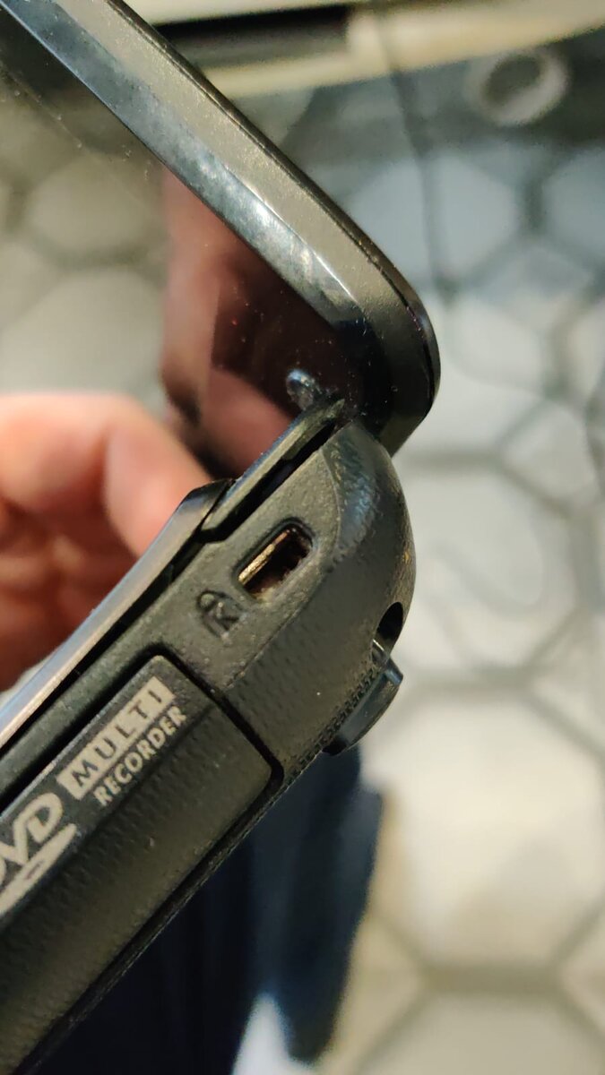 Очень плохо держится матрица. При открытии дисплея может вырвать петли. И окажется две половины компьютера.