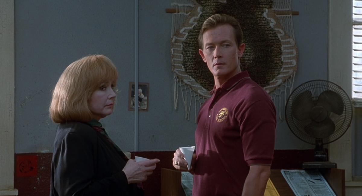 Скриншот кадра из фильма "Факультет" (1998). Режиссер Роберт Родригес, сценаристы Кевин Уильямсон, Дэвид Уэктер, Брюс Киммел