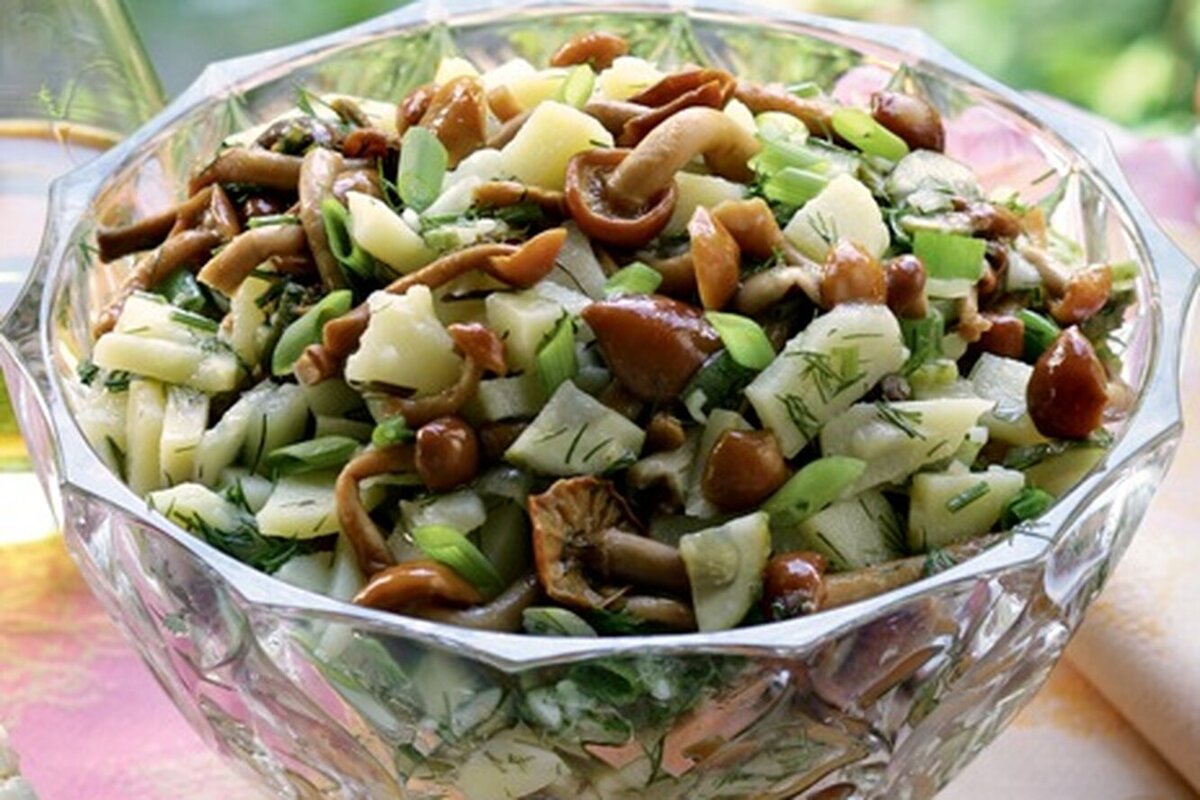Деревенский салат из грибов и мяса