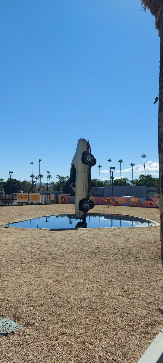 Фото из личного архива автора. Возле Арт-музея.