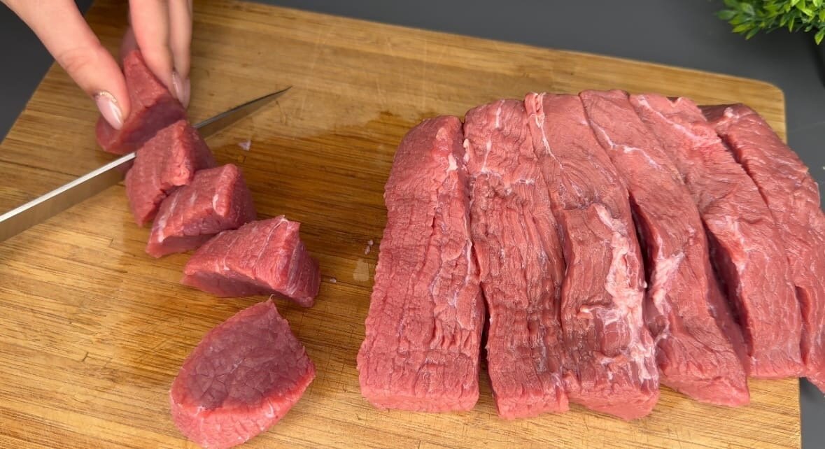 Thai meat. Нарезка говядины на куски в ресторанах.