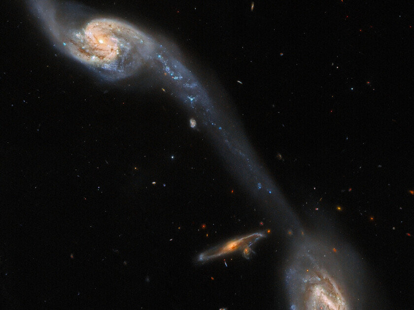    Галактики и светящаяся область между ними. Фото: ESA / Hubble & NASA