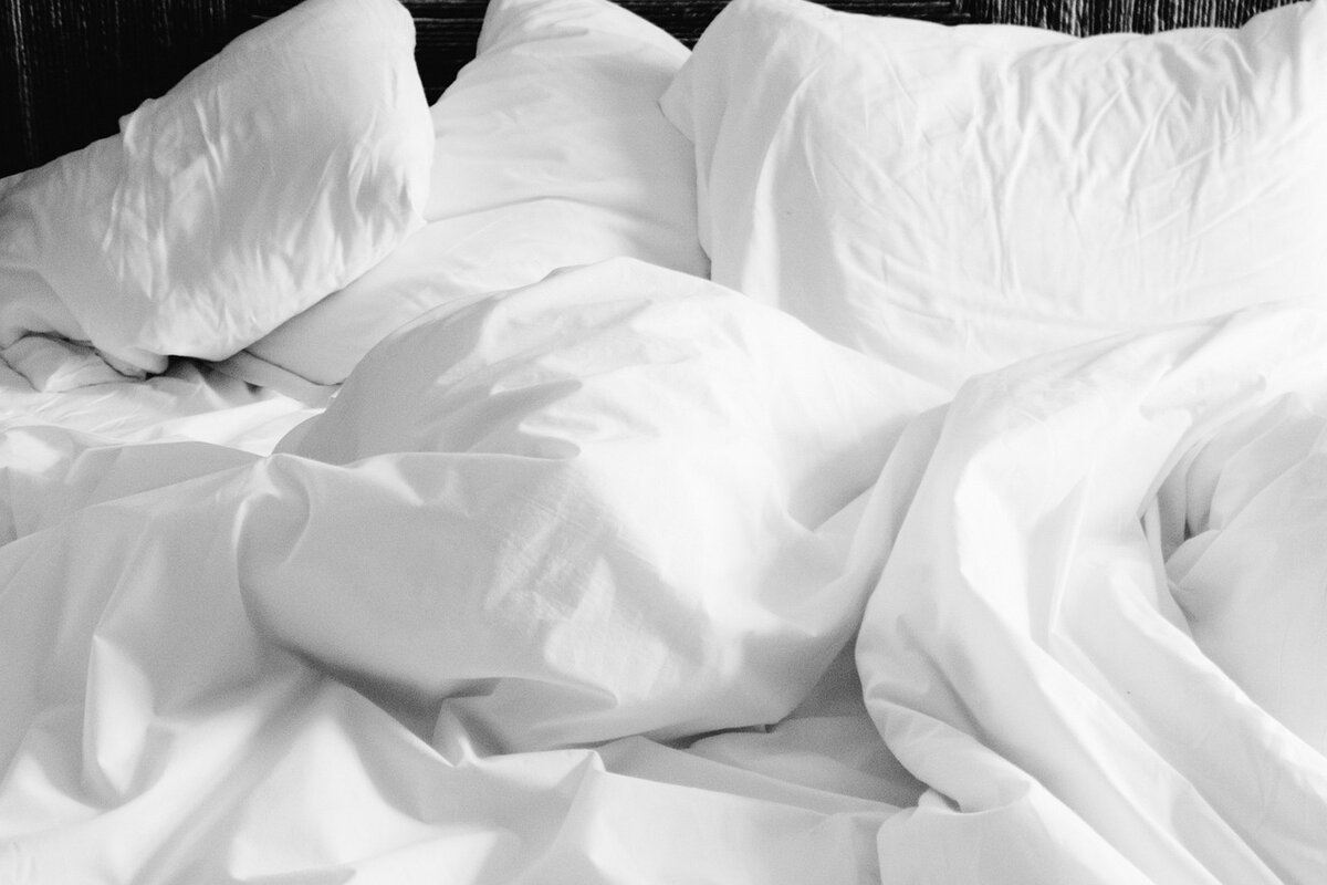 Если человек постоянно плохо спит, в дальнейшем это может привести к проблемам со здоровьем. Недосып приводит к депрессии, сердечно-сосудистым заболеваниям и снижению иммунитета.