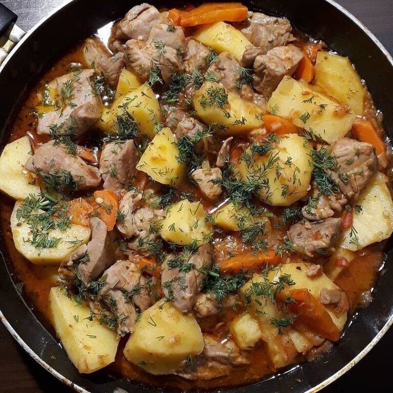 Картошка с мясом на сковороде рецепт. Картошка с мясом. Жаркое с мясом и картошкой. Говядина с картошкой. Жареная картошка с мясом