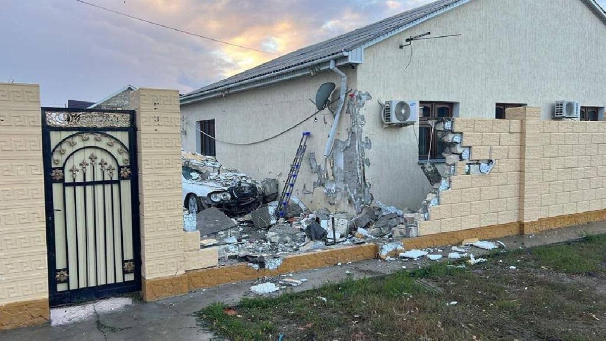    Забор после ДТП в Атырау:t.me/POLICE_of_KZ