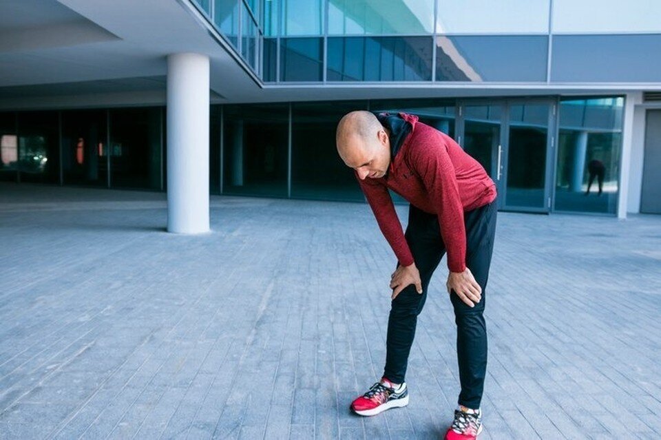     Суставы на смену погоды могут ныть и у молодых людей. Фото: freepic.com