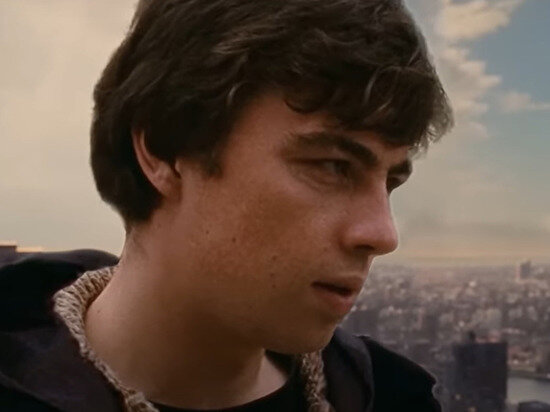     На видео Данила Багров в свитере гуляет по улицам Нью-Йорка. Фото: скриншот видео