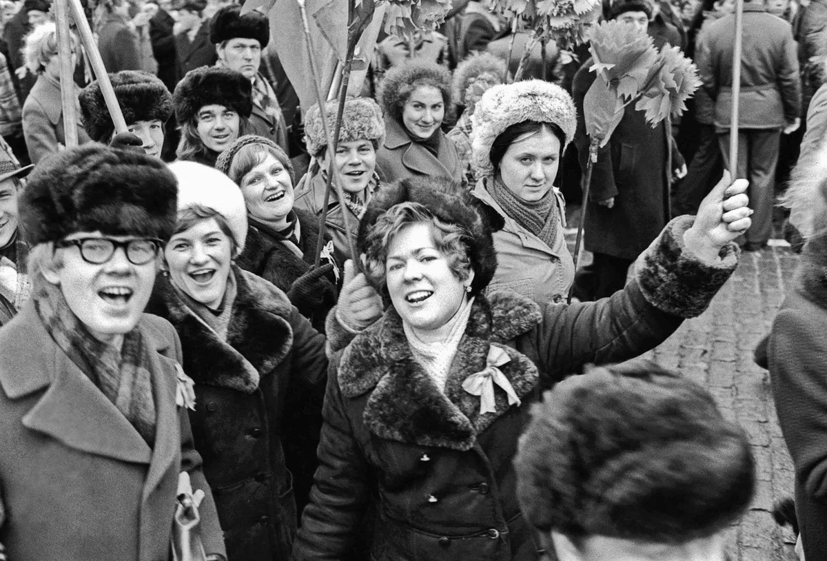 1 мая 70. Демонстрация 7 ноября в СССР. Советские люди. Радостные советские люди. Советские люди улыбаются.