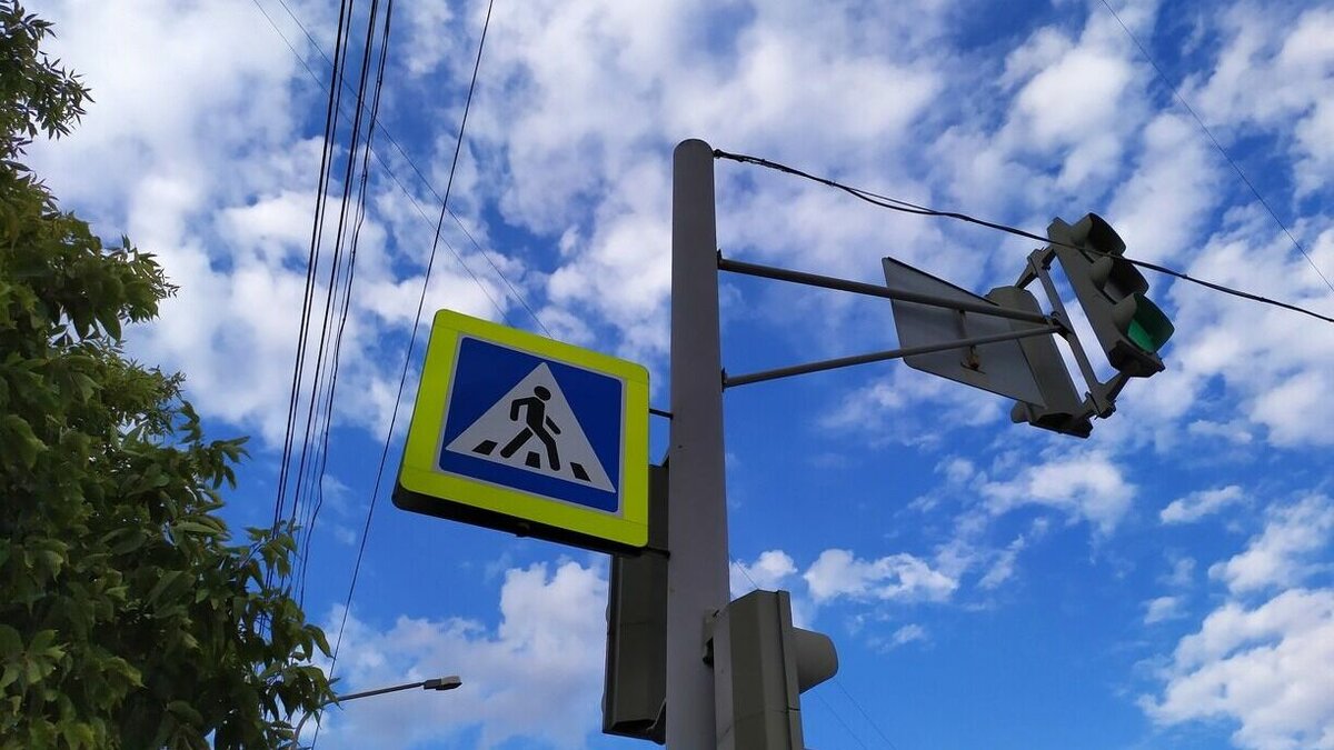     Омич пожаловался на неудобство. Перекресток Гусарова и Фрунзе вернулся к прежнему режиму проезда.