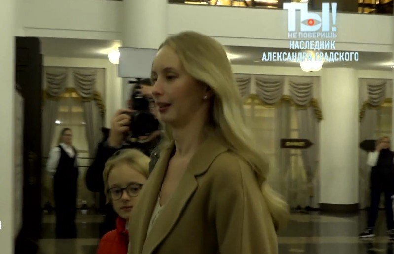    Марина Градская вышла в свет с сыномКадр из видео