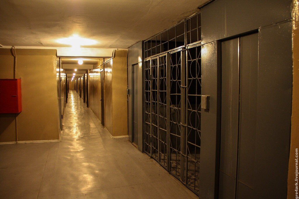 Так выглядели лифты, на которых когда-то можно было спуститься в проходную завода, в 2015 году. Фото отсюда: https://urbanblog.ru