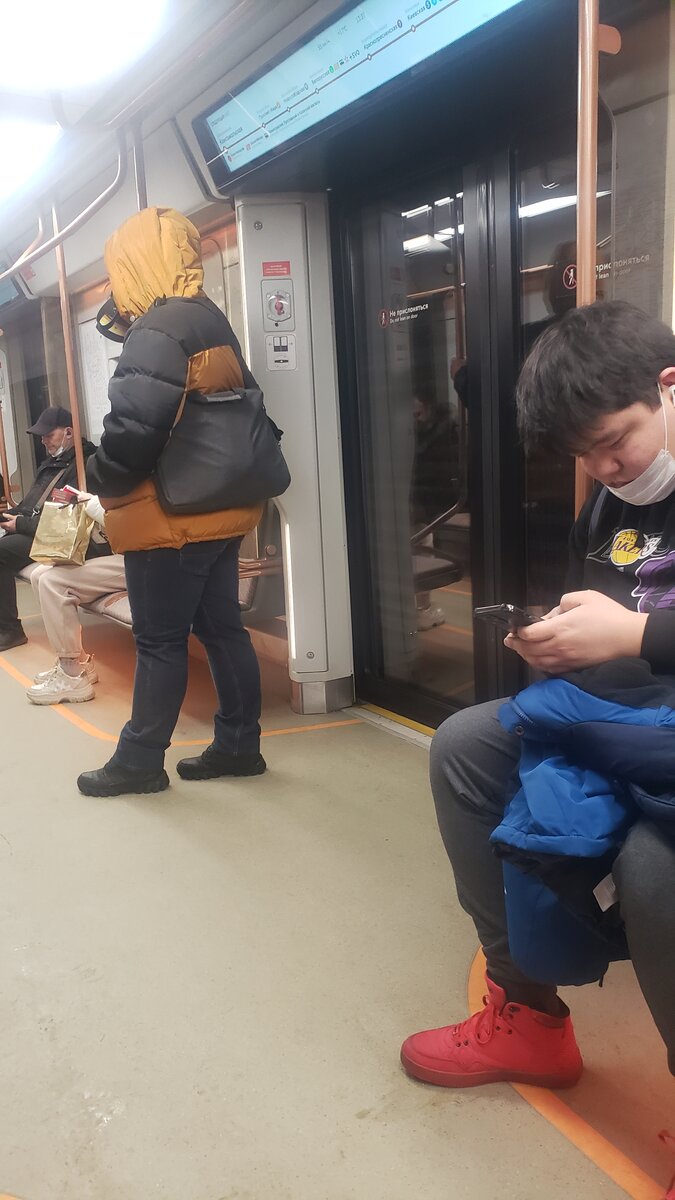 Не очень эффективные люди едут на свою малополезную работу на метро.