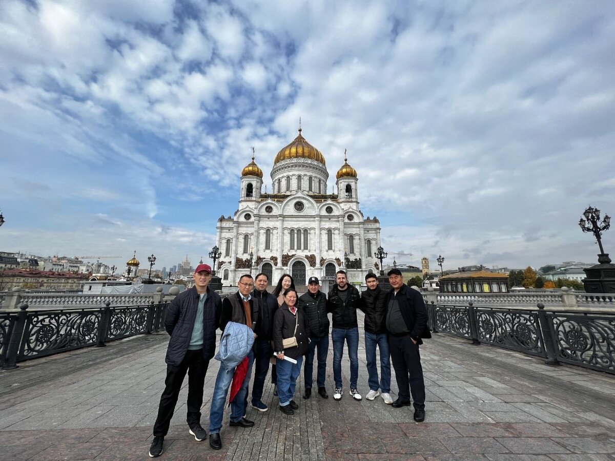 Руководитель направления по внутренним коммуникациям и корпоративной культуре Росагролизинг Юрий Моргунов провел коллегам увлекательную экскурсию по Москве