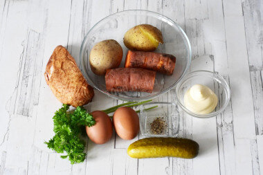 Как сделать салат Морковка с копченой курицей? Подготовьте необходимые ингредиенты по списку. Копченую курицу можете заменить на обычное отварное или обжаренное филе. Майонез можете брать магазинный или приготовить самостоятельно.